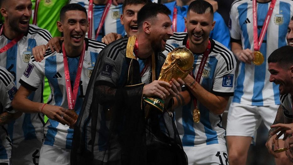 Qué es la “capa” que le pusieron a Lionel Messi antes de que levantara la Copa del Mundo