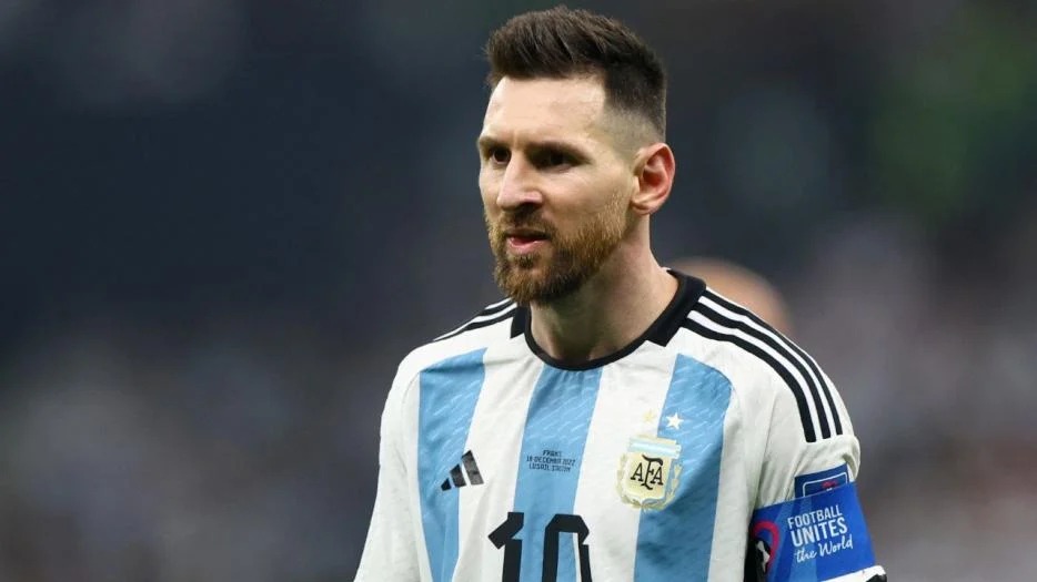 Un bar de Francia puso como felpudo la camiseta de Lionel Messi