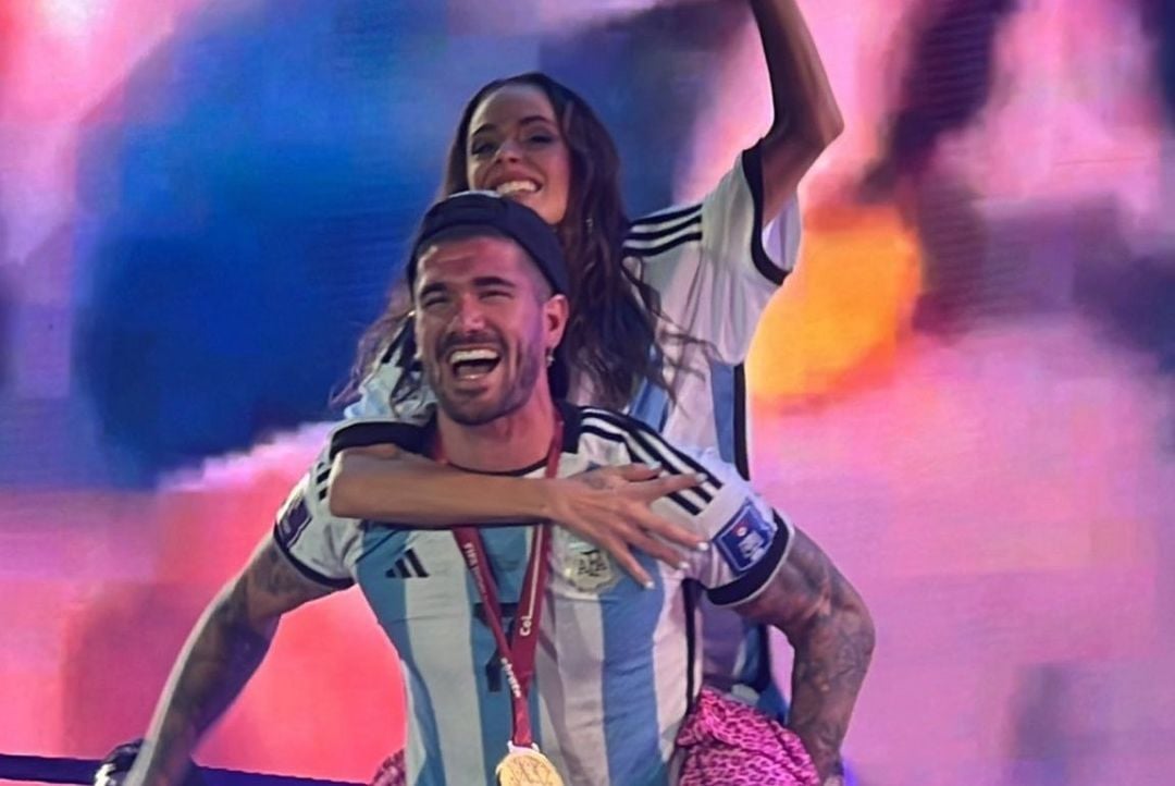 Rodrigo De Paul se subió al escenario de Tini a cantar el Himno y levantó la copa para locura de los fans