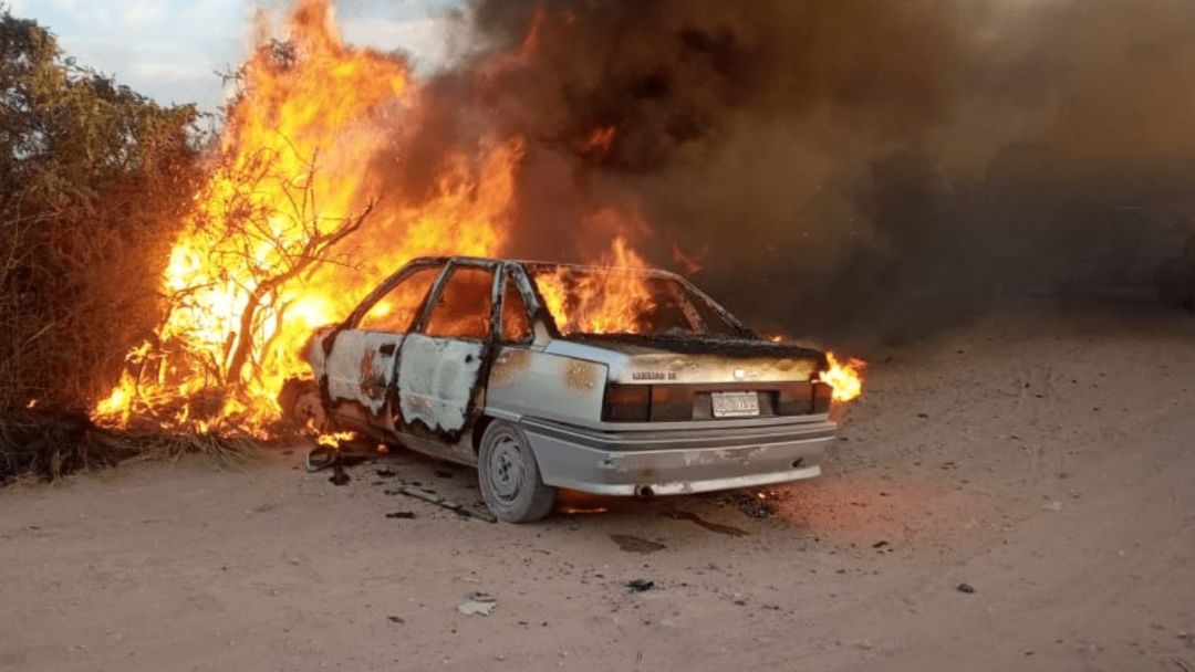 Un auto incendiado en Chile al 3000