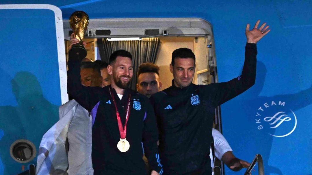 La Selección llegó al país y fue recibida por una multitud tras consagrarse campeón del Mundial de Qatar