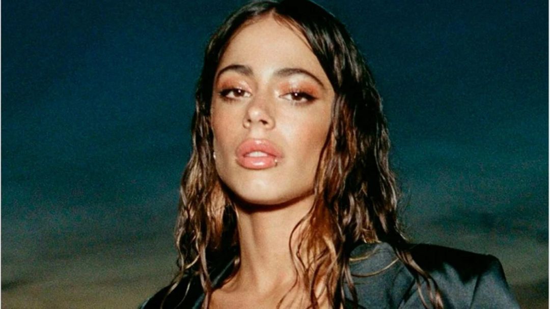 Tini Stoessel usó un pañuelo como top en el Mundial Qatar 2022 y marcó tendencia