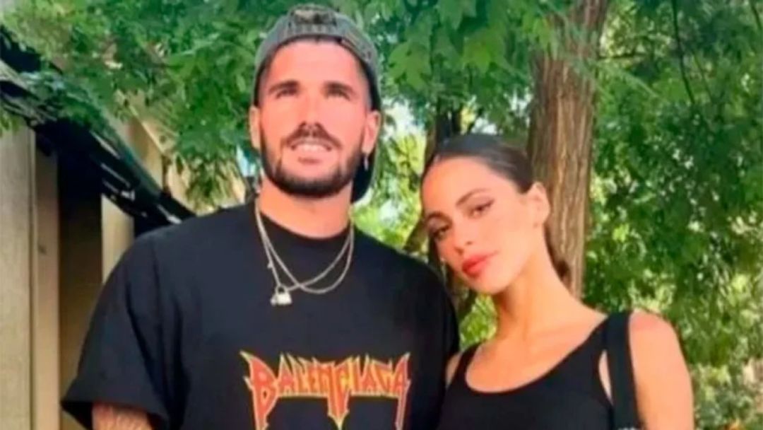 La foto de Rodrigo de Paul y Tini Stoessel, divertidos con amigos en Qatar: “Esta banda”