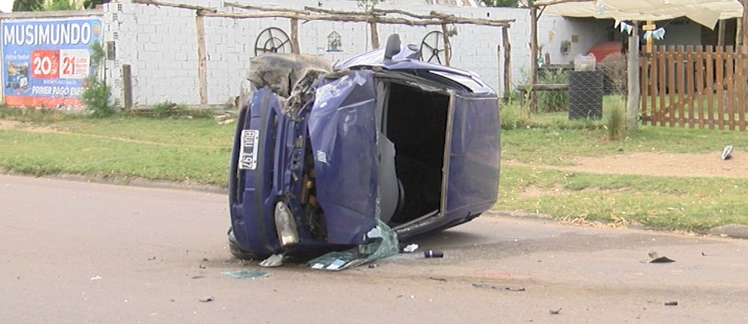 Fuerte accidente en Cuyo al 400: un automovilista chocó contra una columna y volcó