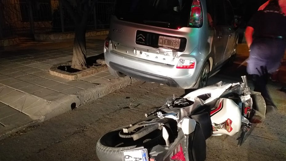 Un motociclista manejaba alcoholizado y chocó contra un auto estacionado