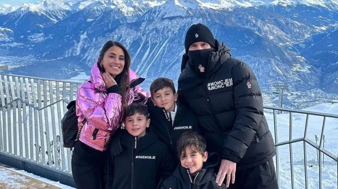 Lionel Messi fue junto con su familia a un centro de esquí y un detalle de su vestimenta llamó la atención