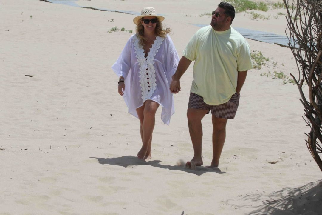 Darío Barassi disfruta sus vacaciones con su esposa e hijas en Punta del Este: mucho amor