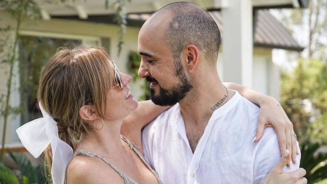 Abel Pintos compartió fotos de sus románticas vacaciones con Mora Calabrese