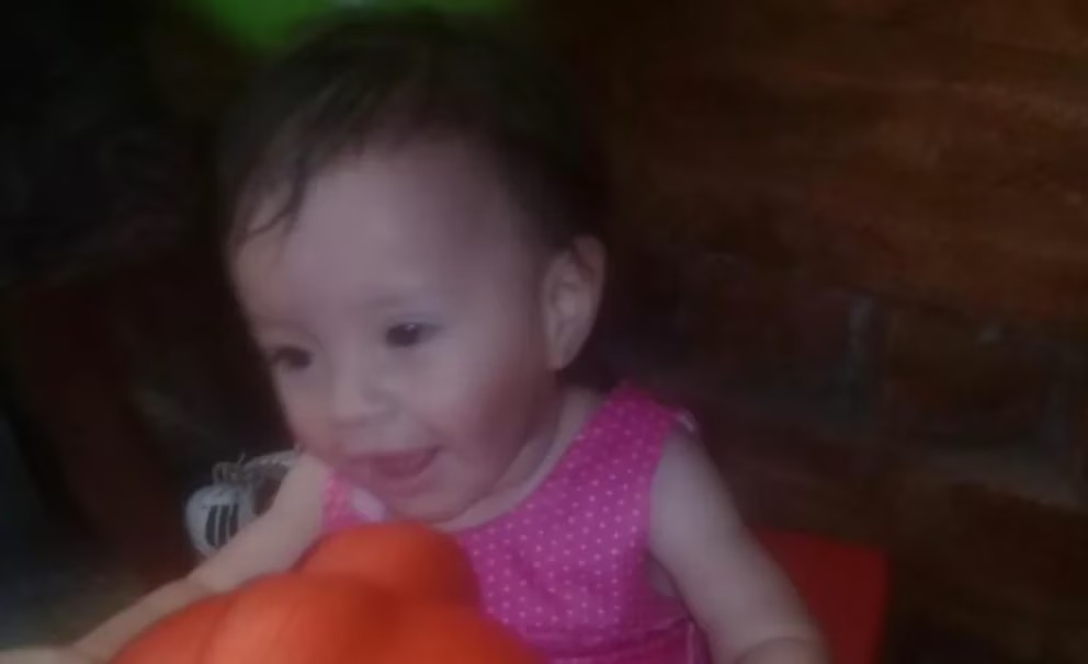 Una mujer llevó a su hija de dos años muerta al hospital y dijo que se había caído de la cama: la autopsia reveló que fue asesinada