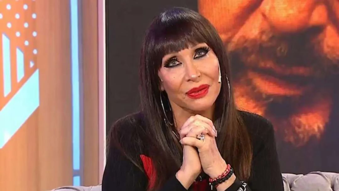 Una mujer se indignó por las fotos de Moria Casán en bikini y la exvedette la fulminó: “Tapate vos, imbécil”