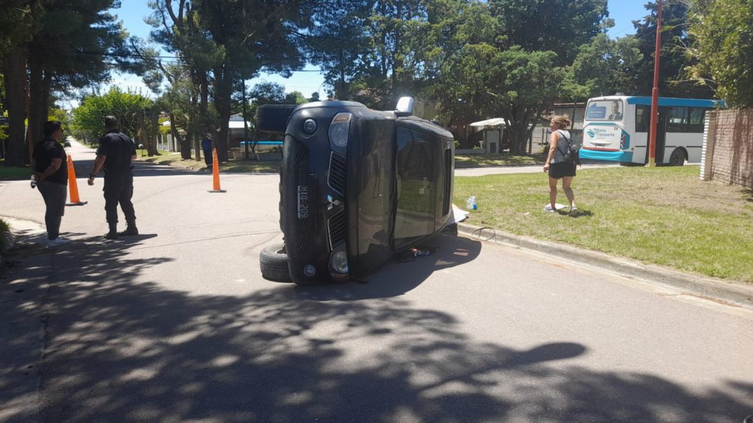 Choque y vuelco de una camioneta, tras colisionar con un colectivo