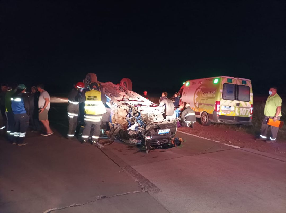 Un camión perdió una rueda y provocó el vuelco de una camioneta en la ruta 3