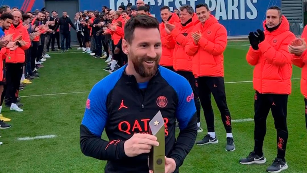 Messi fue recibido en el PSG con un pasillo de honor y recibió un regalo inesperado