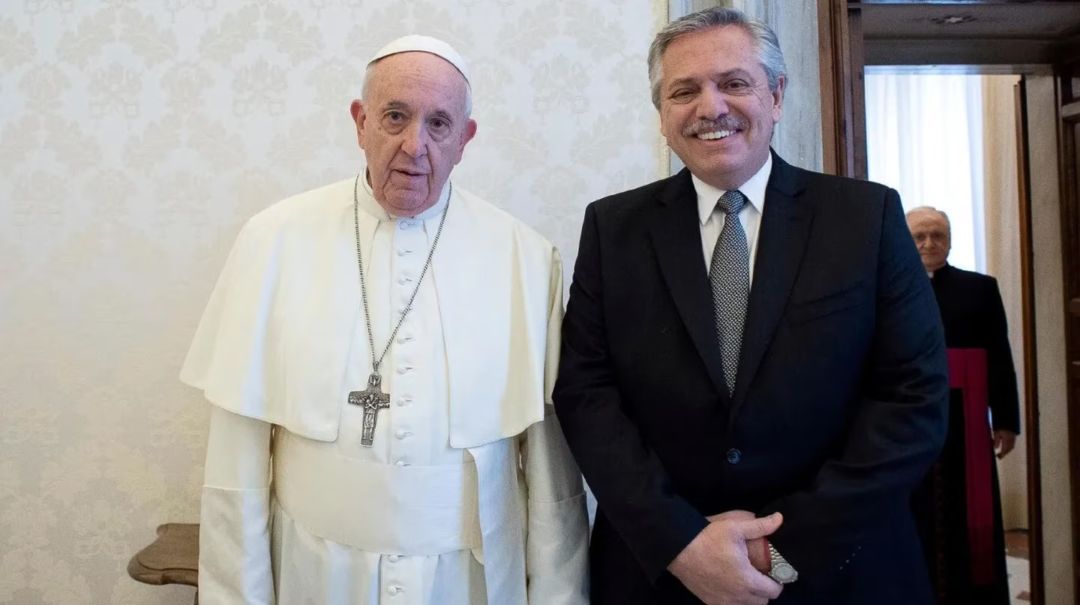 El Gobierno se desligó de las críticas del Papa por la pobreza y acusó al macrismo por la crisis