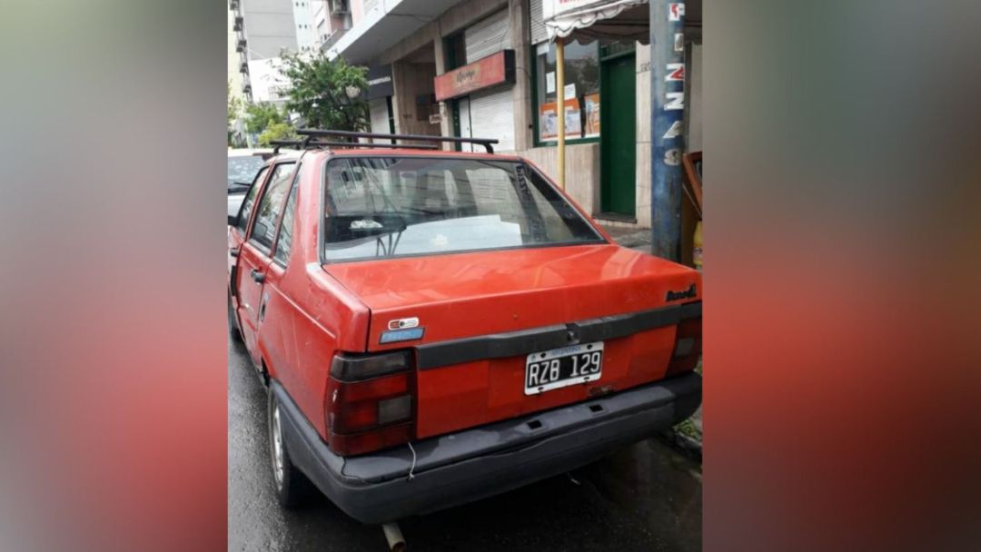 Una familia dejó el auto estacionado en el centro de la ciudad y se lo robaron