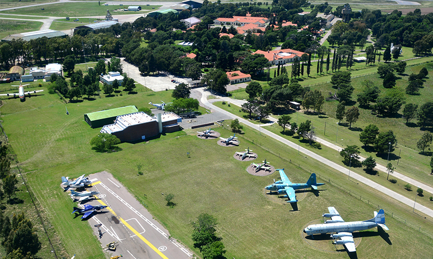 Con vuelos, muestra de autos antiguos y música se conmemora el 41 aniversario de la Aviación Naval