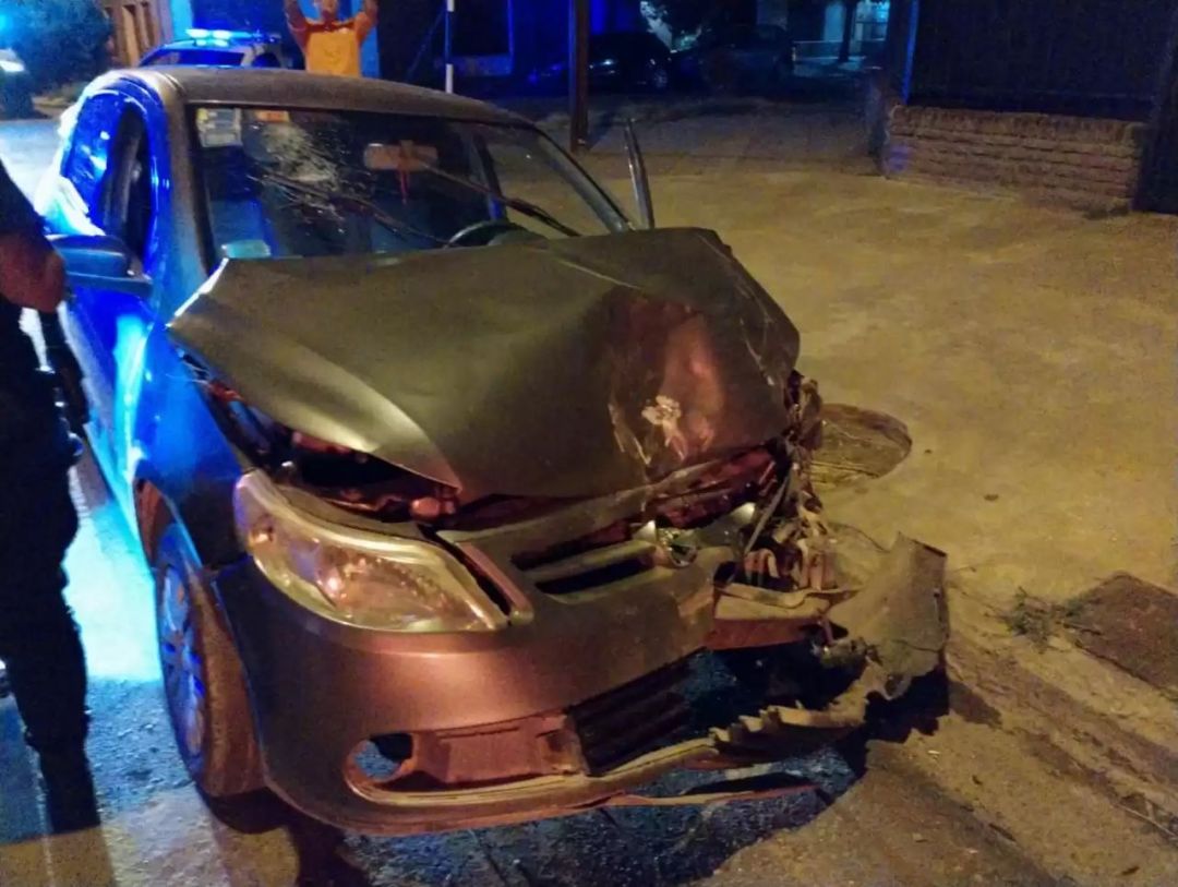 Manejaba alcoholizado y chocó contra un auto estacionado en barrio Universitario
