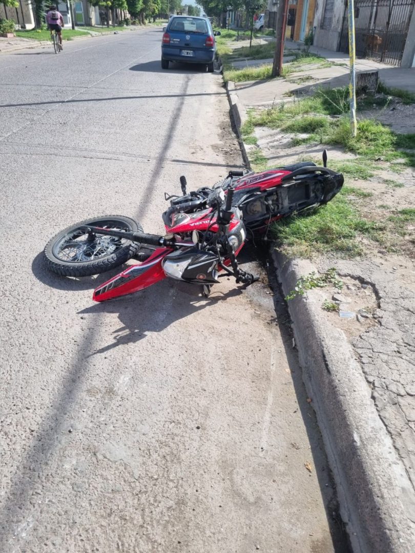 Un motociclista resultó herido tras violenta colisión con un automóvil