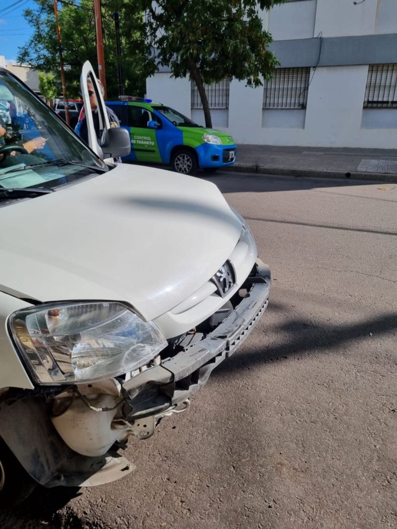 Por suerte sin heridos tras choque entre dos autos. Un hombre alcoholizado trasladaba a sus tres hijos