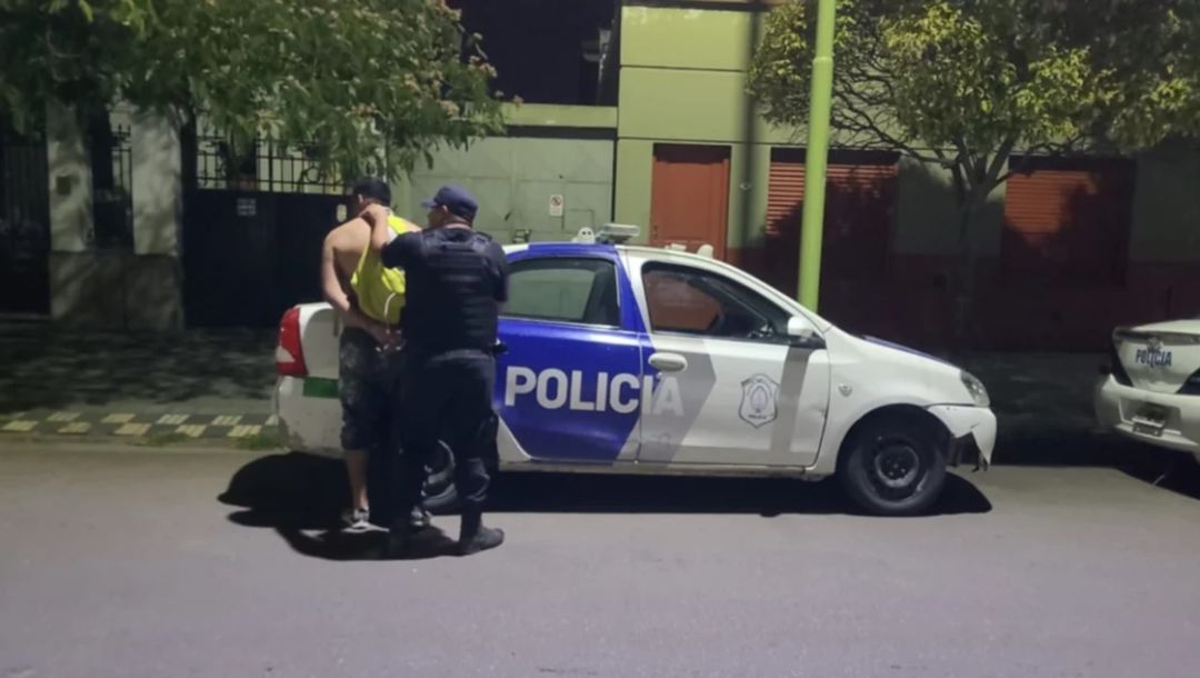 Utilizó una botella rota para intentar robar en pleno centro de la ciudad