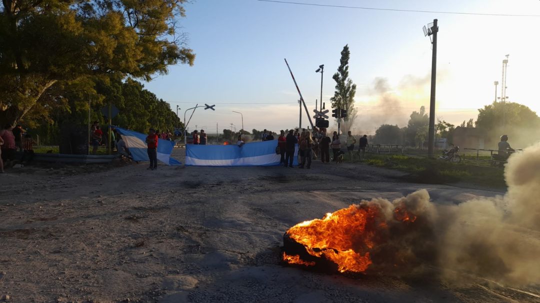 “Barrios olvidados”: vecinos vuelven a cortar rotonda de Grünbein.