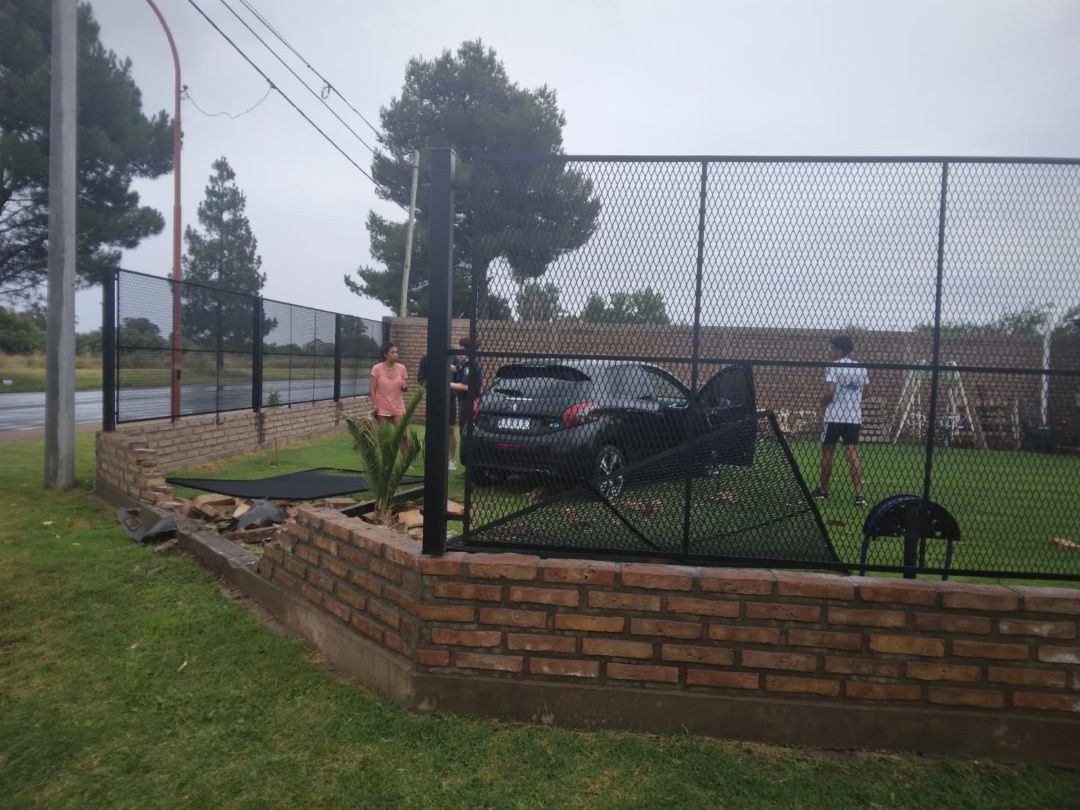 Perdió el control de su auto, derribó un paredón y termino en el frente de una casa