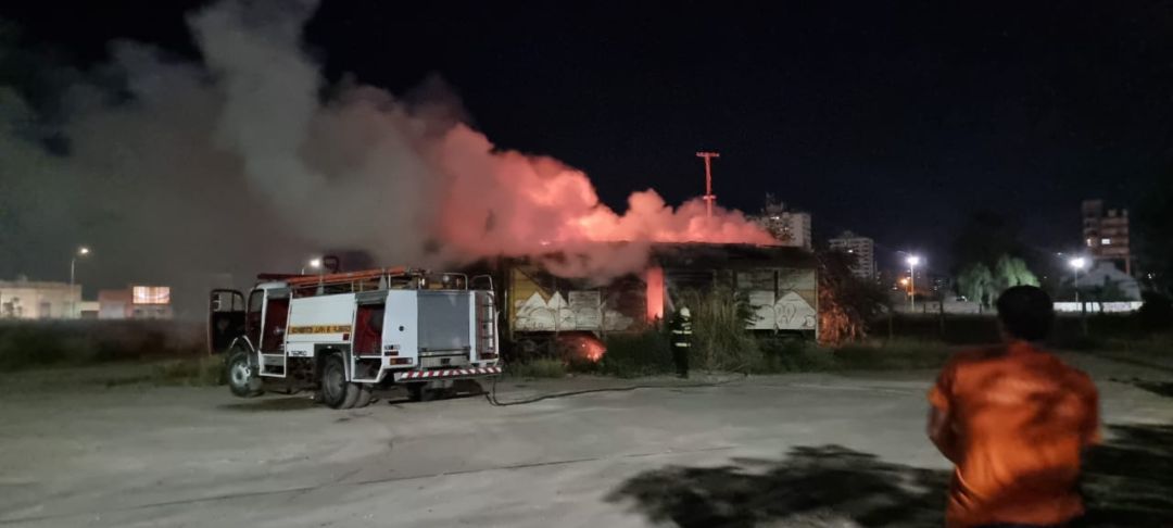 Se incendió un vagón abandonado donde vivía una persona en situación de calle