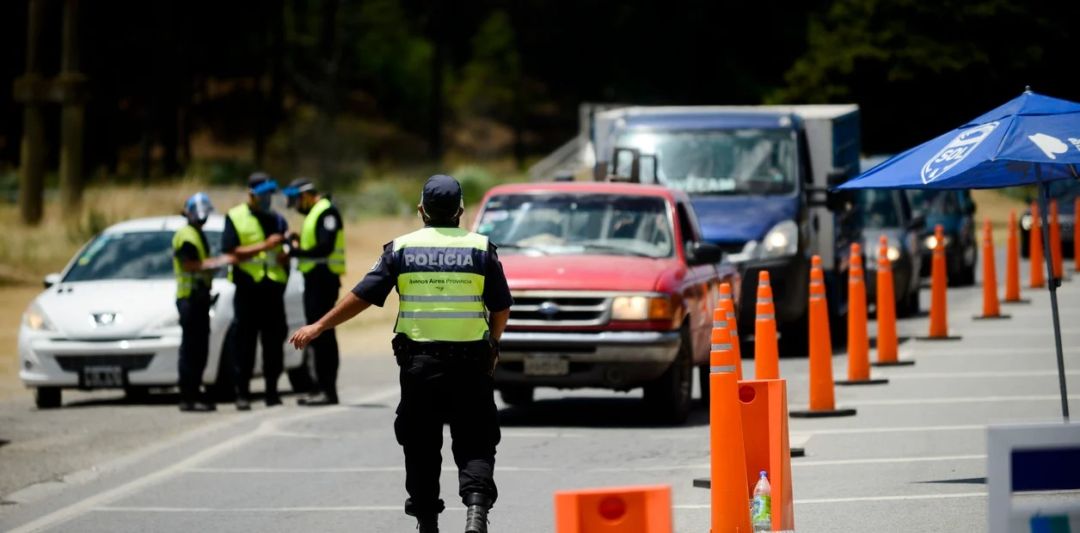 Verano 2023: qué elementos y documentos hay que llevar en el auto para evitar multas en la ruta