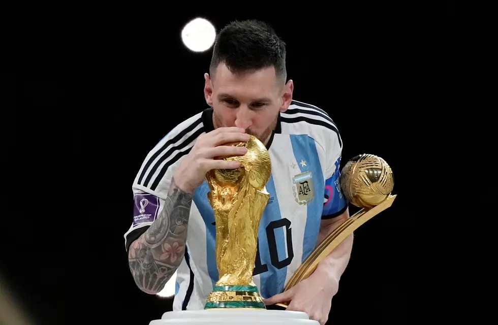 Messi: “Me hubiese gustado que Diego me entregara la Copa”