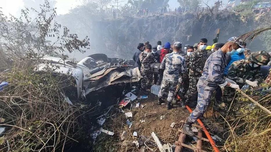 El video del momento en que un avión en el que viajaba un argentina se estrella en Nepal