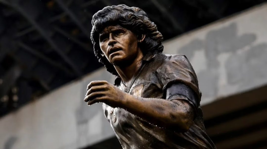 Polémica en Nápoles: sacaron la estatua de Diego Maradona