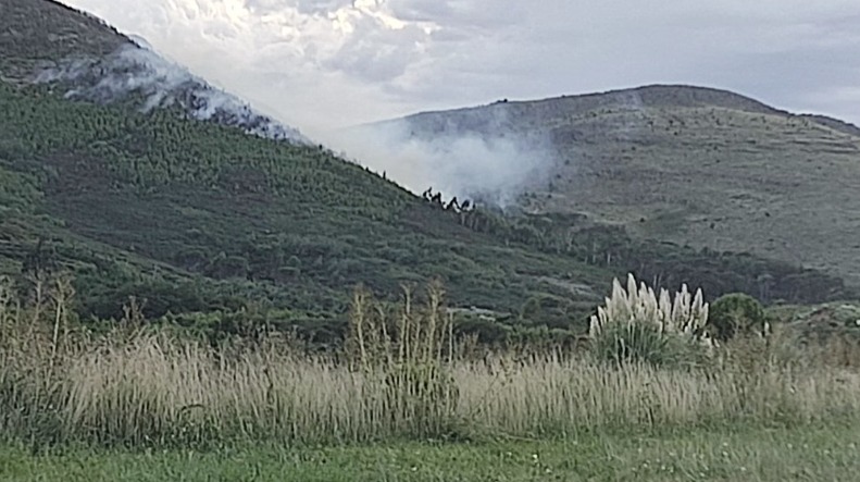 Parque Tornquist: la caída de un rayo inició un incendio en el cerro Bahía Blanca