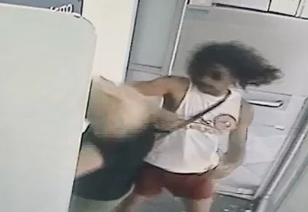 Así fue el violento asalto a una mujer que retiraba dinero de un cajero automático