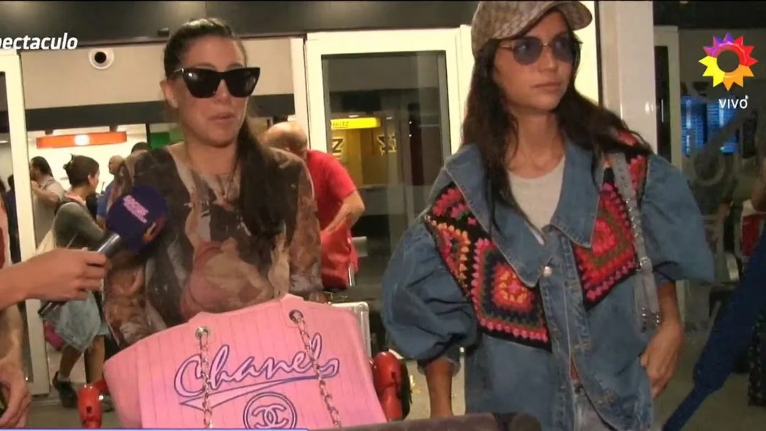 El cartel que sorprendió a Wanda y Zaira Nara en su llegada a la Argentina: “¡Me muero!”