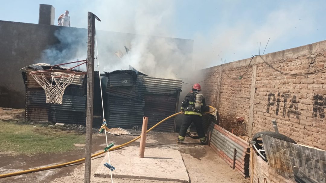 Incendio y pérdidas totales en el galpón de una vivienda