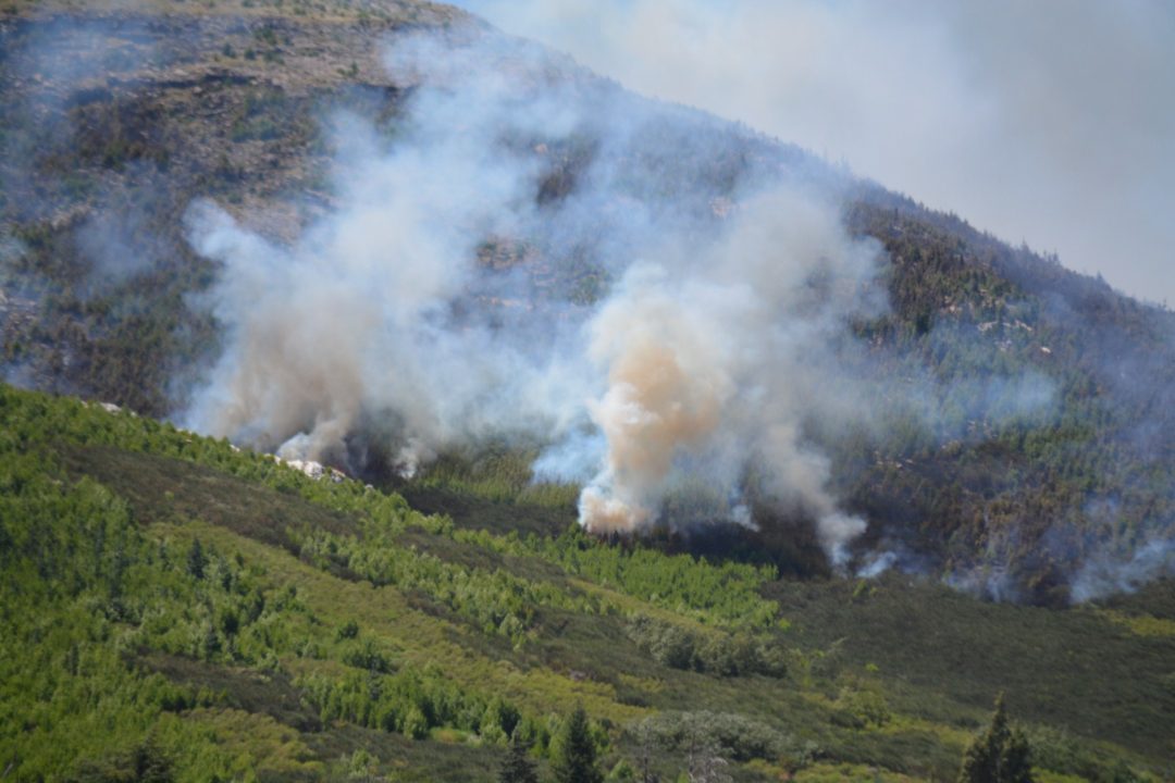 Incendio en las sierras: intenso trabajo con helicópteros para sofocar las llamas