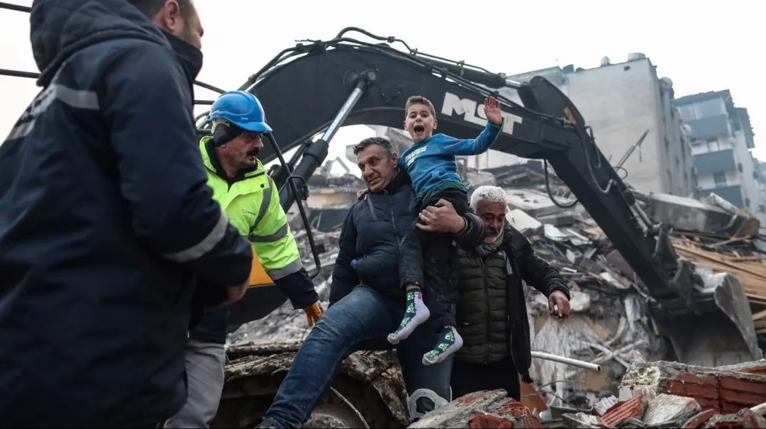 Continúa la búsqueda de sobrevivientes bajo los escombros y hay más de 15.000 muertos en Siria y Turquía