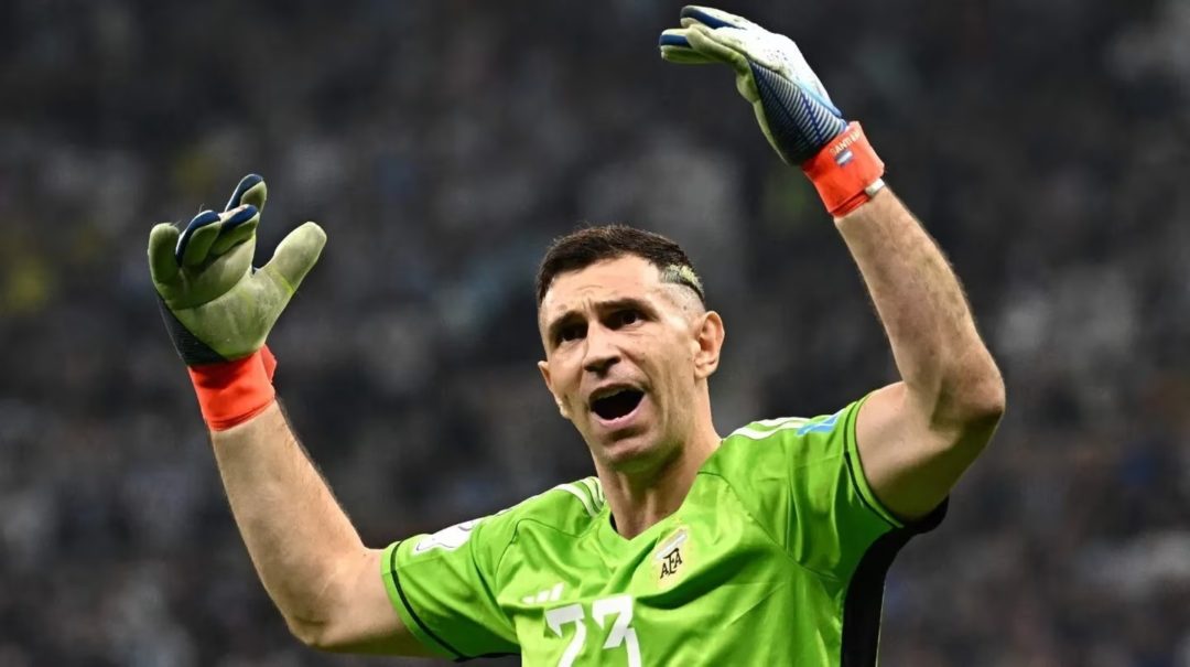 El invaluable gesto del Dibu Martínez: subasta sus guantes del Mundial para colaborar con el Hospital Garrahan