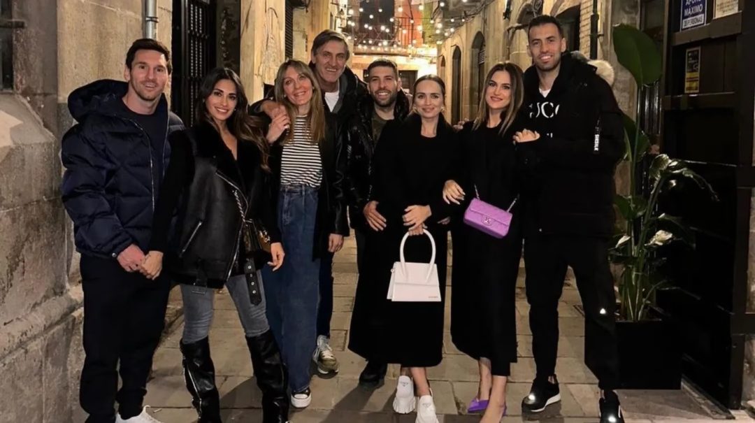 Lionel Messi pasó desapercibido por las calles de Barcelona y disfrutó junto a Antonela Roccuzzo y sus amigos