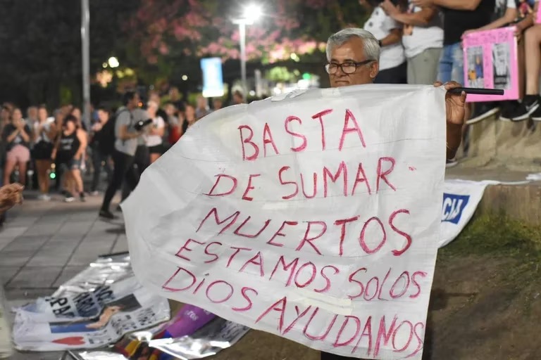 “Rosario sangra”: en medio de una violenta ola de crímenes los vecinos marcharon para reclamar paz y seguridad