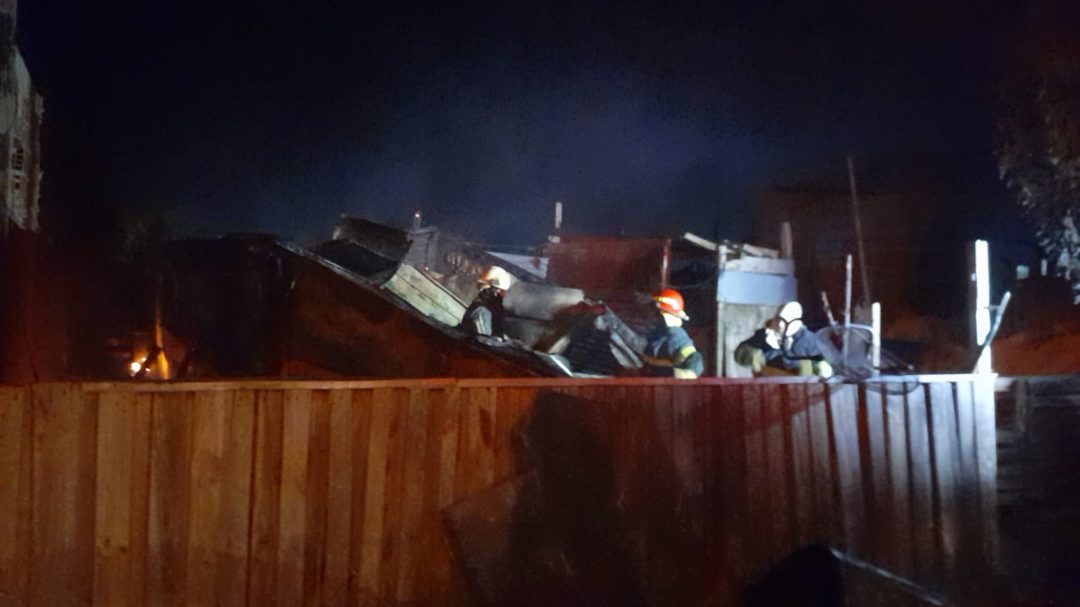 Un incendio destruyó una precaria vivienda