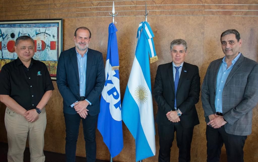 Planta de GNL: YPF y el Consorcio del Puerto firmaron un convenio de reserva de tierras
