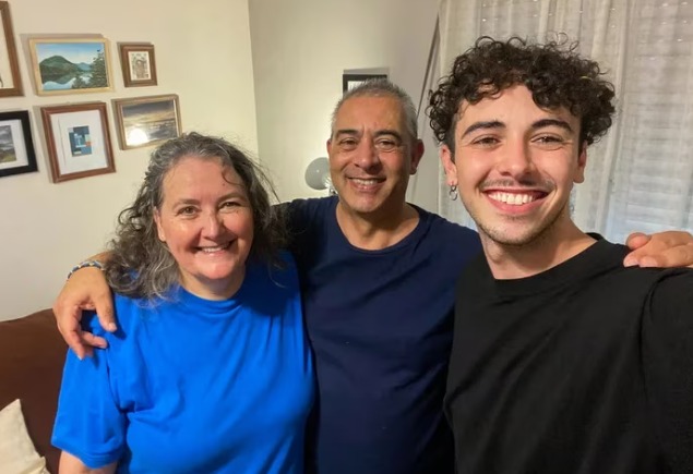 Regalo sorpresa: remodeló el living de su casa mientras sus padres estaban de vacaciones