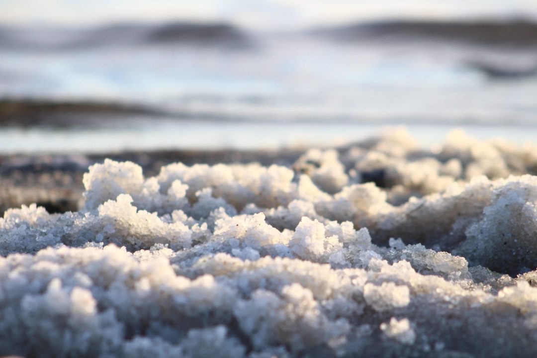 Nieve Salada: con el frio se cristalizó el Lago Epecuén