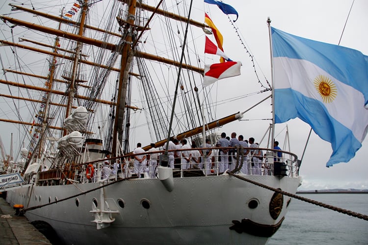 La Fragata Libertad amarró en la Base Puerto Belgrano