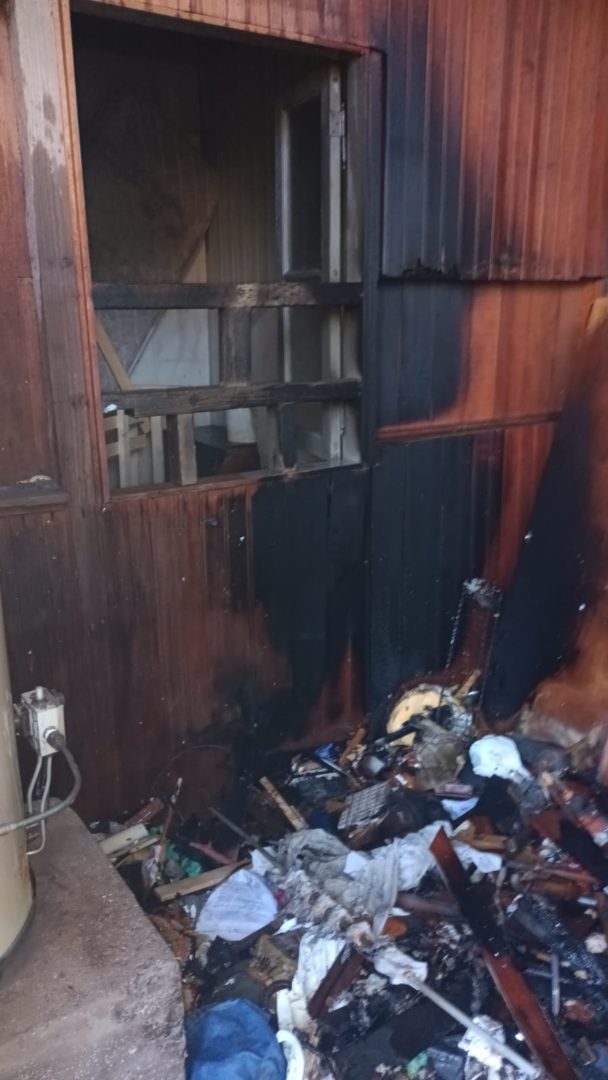 El incendio de pastos en un patio, afectó una vivienda