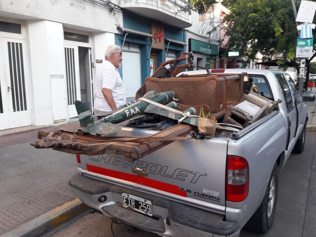 Le robaron la camioneta de la puerta de su casa