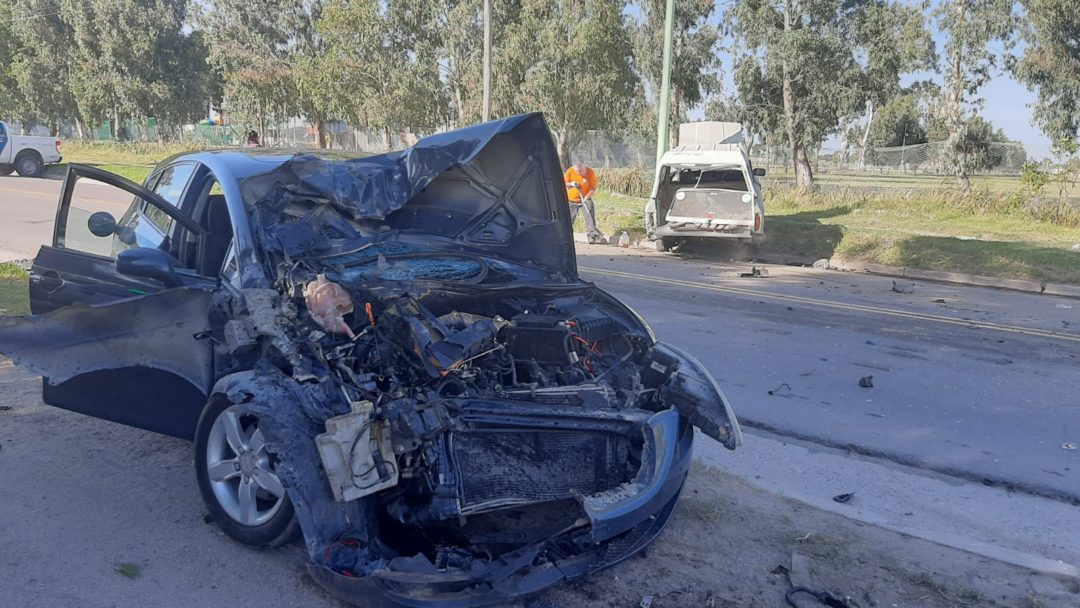 Violenta colisión entre una camioneta y un auto en Don Bosco y Ruta 33