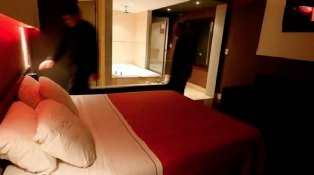 Una mujer entró a un hotel alojamiento donde estaba su ex con la nueva novia: la golpeó y le robó todo