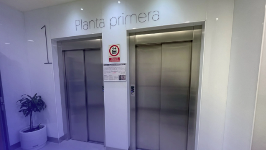 El encargado de un edificio encontró a una pareja teniendo sexo en el ascensor y su queja es viral